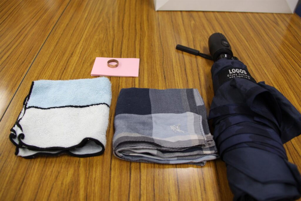 宮崎大会の全体会で見つかった忘れ物（タオル、ハンカチ、指輪、折りたたみ傘）